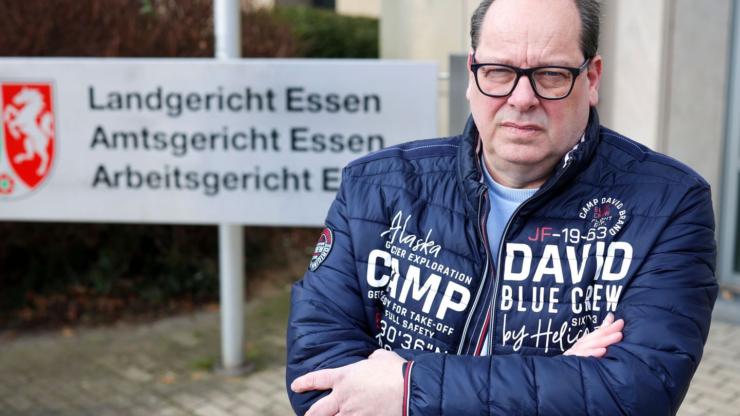 Missbrauch in der Kirche: Missbrauchs-Kläger will vom Bistum mindestens 300.000 Euro