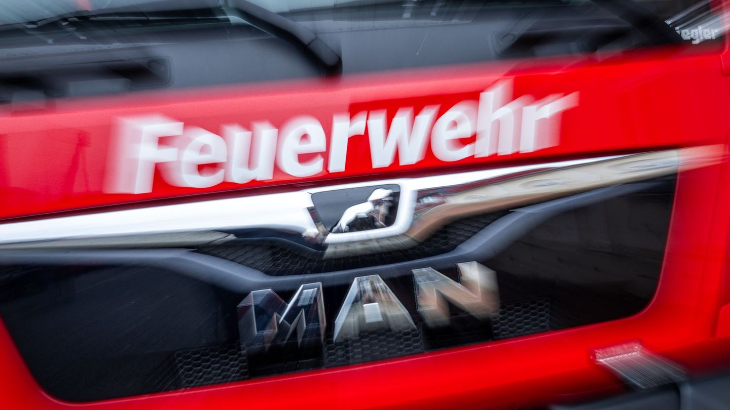 Unfall: Lastwagen kommt von Straße ab und beschädigt Gastank