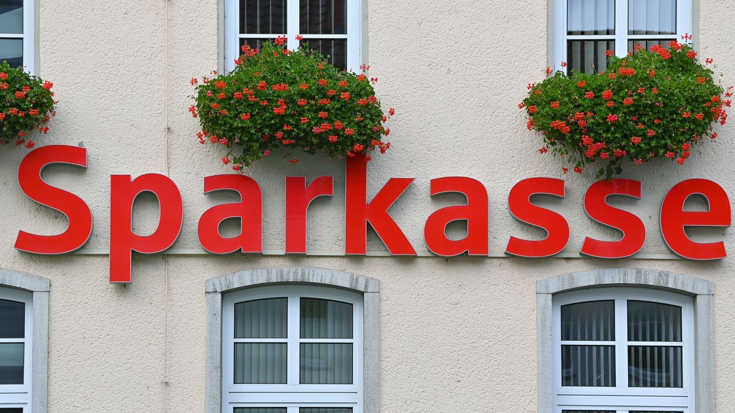 Sparkasse in Strausberg: Polizei sucht nach Millionen-Coup nach weiteren Tätern