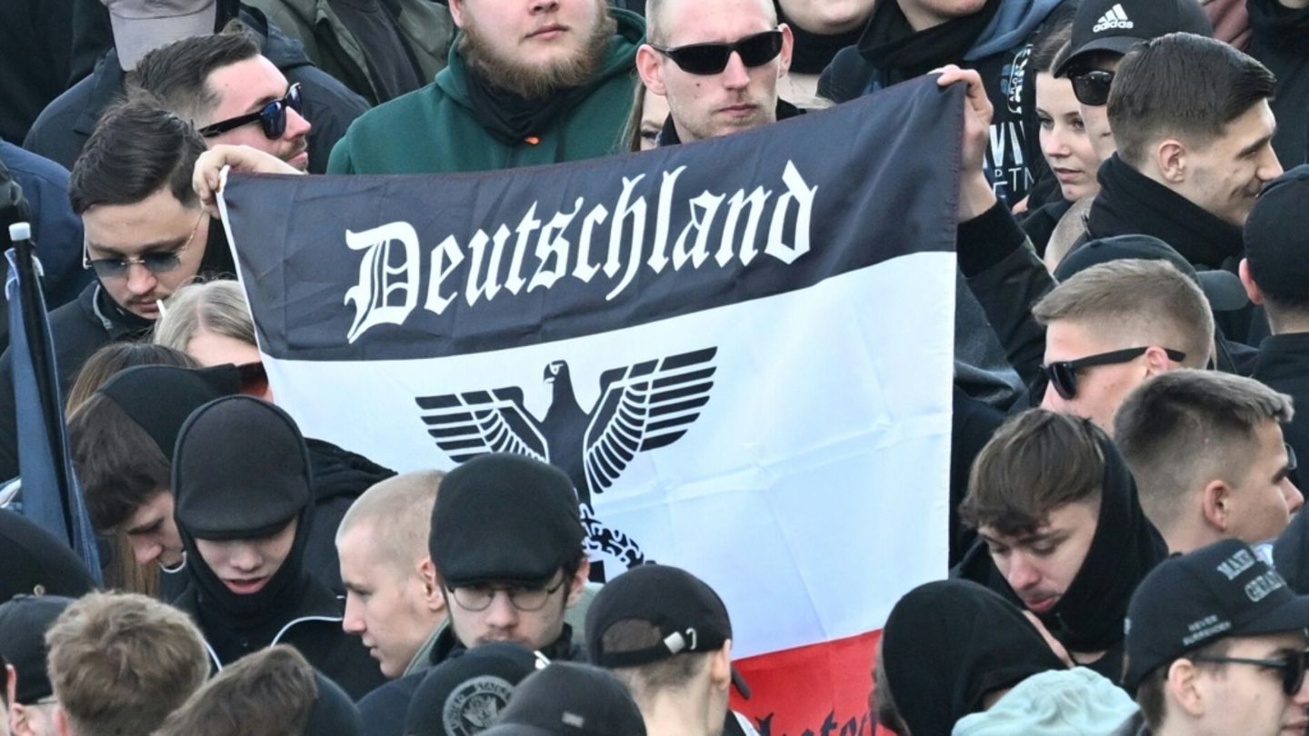 Polizei findet Schusswaffe auf von Rechtsextremen genutzten Hof in Niedersachsen