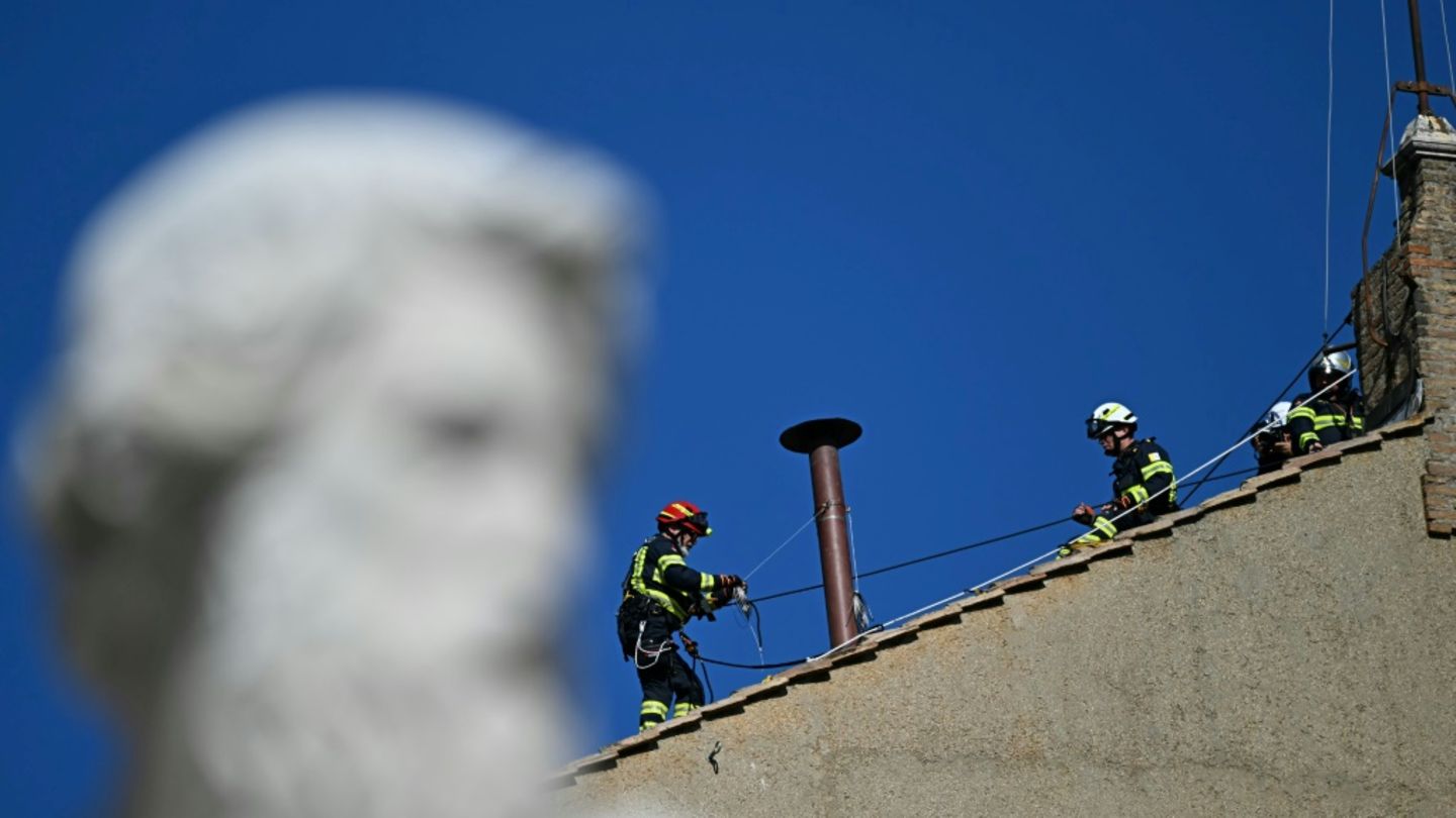 Vor Konklave: Arbeiter errichten Schornstein auf Dach der Sixtinischen Kapelle