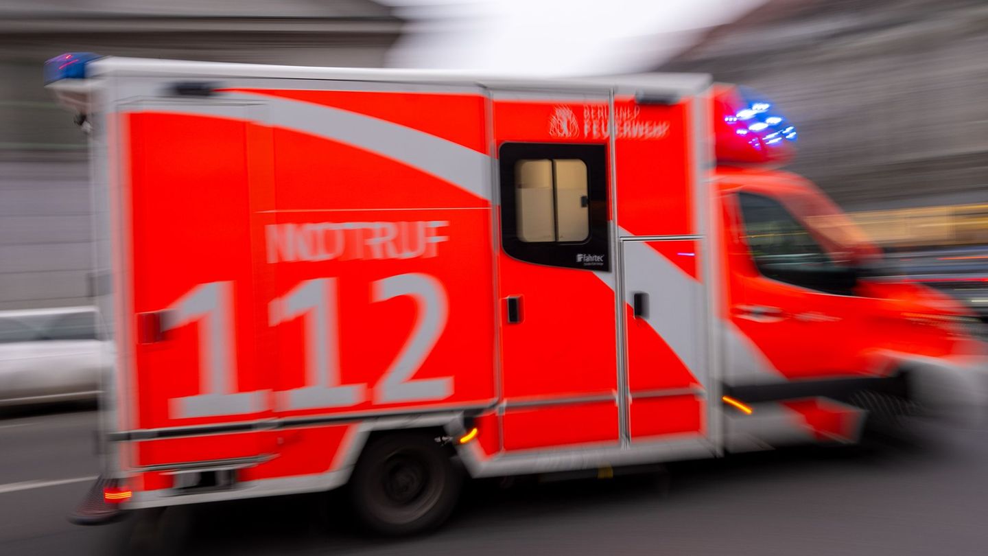 Heerstraße gesperrt: Fünf Verletzte bei Autounfall – zwei in Lebensgefahr