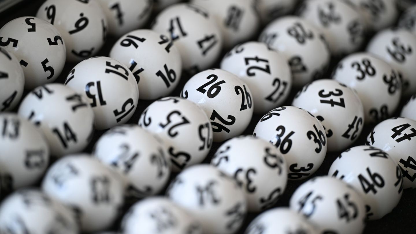„Da hockst Di erstmal nieda“: Lotto-Millionen gehen an Nachbar-Duo aus Niederbayern