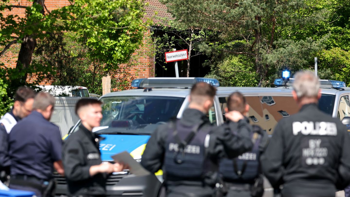 Roth in Mittelfranken: Person mit Waffe gemeldet – Großeinsatz an Mittelschule