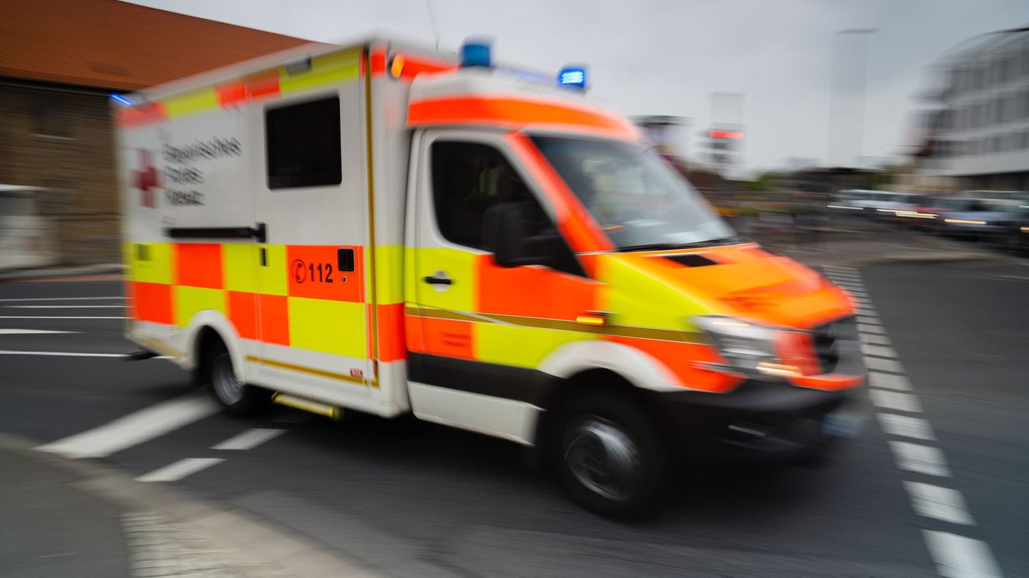 Unfall bei Feldarbeiten: Traktor erfasst Mann und verletzt ihn schwer