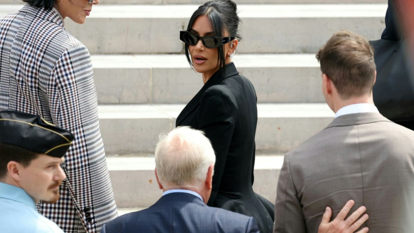Kim Kardashian zu Aussage vor Pariser Gericht eingetroffen