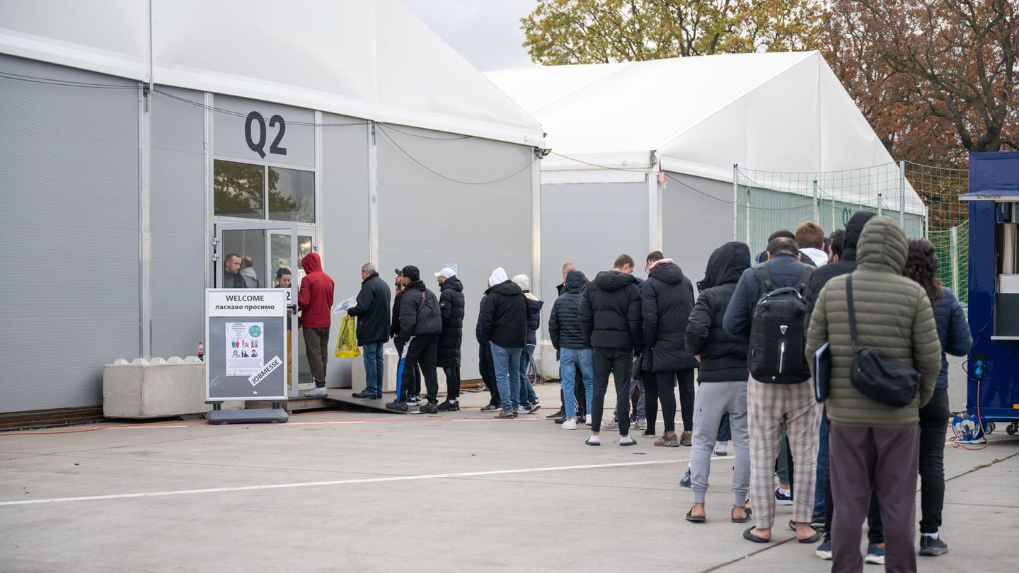 Früheres Flughafengelände: Geflüchtetenunterkunft Tegel wird noch lange gebraucht