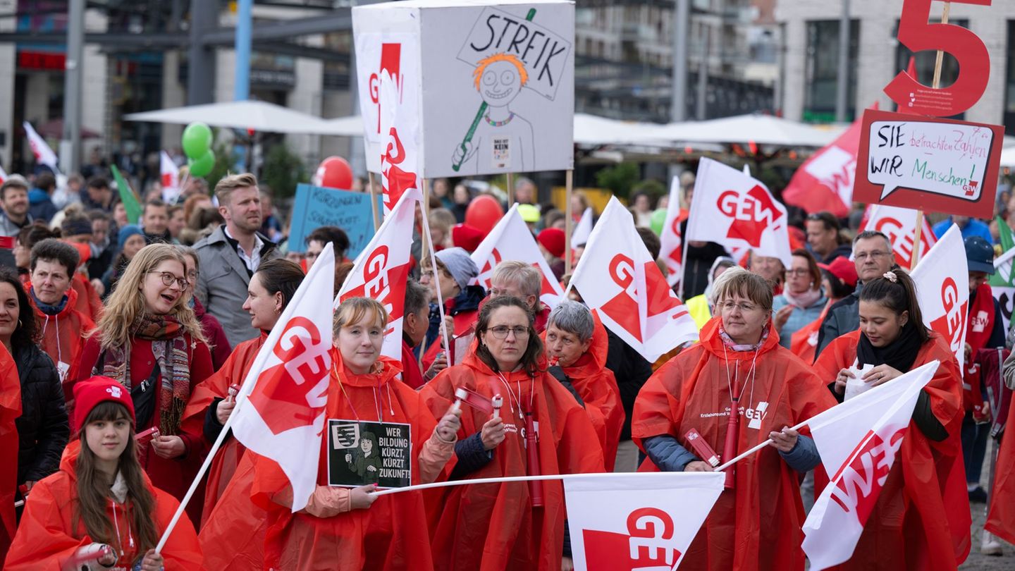 Demonstrationen für Bildung: Etwa 4.000 Menschen gehen für Bildung auf die Straße