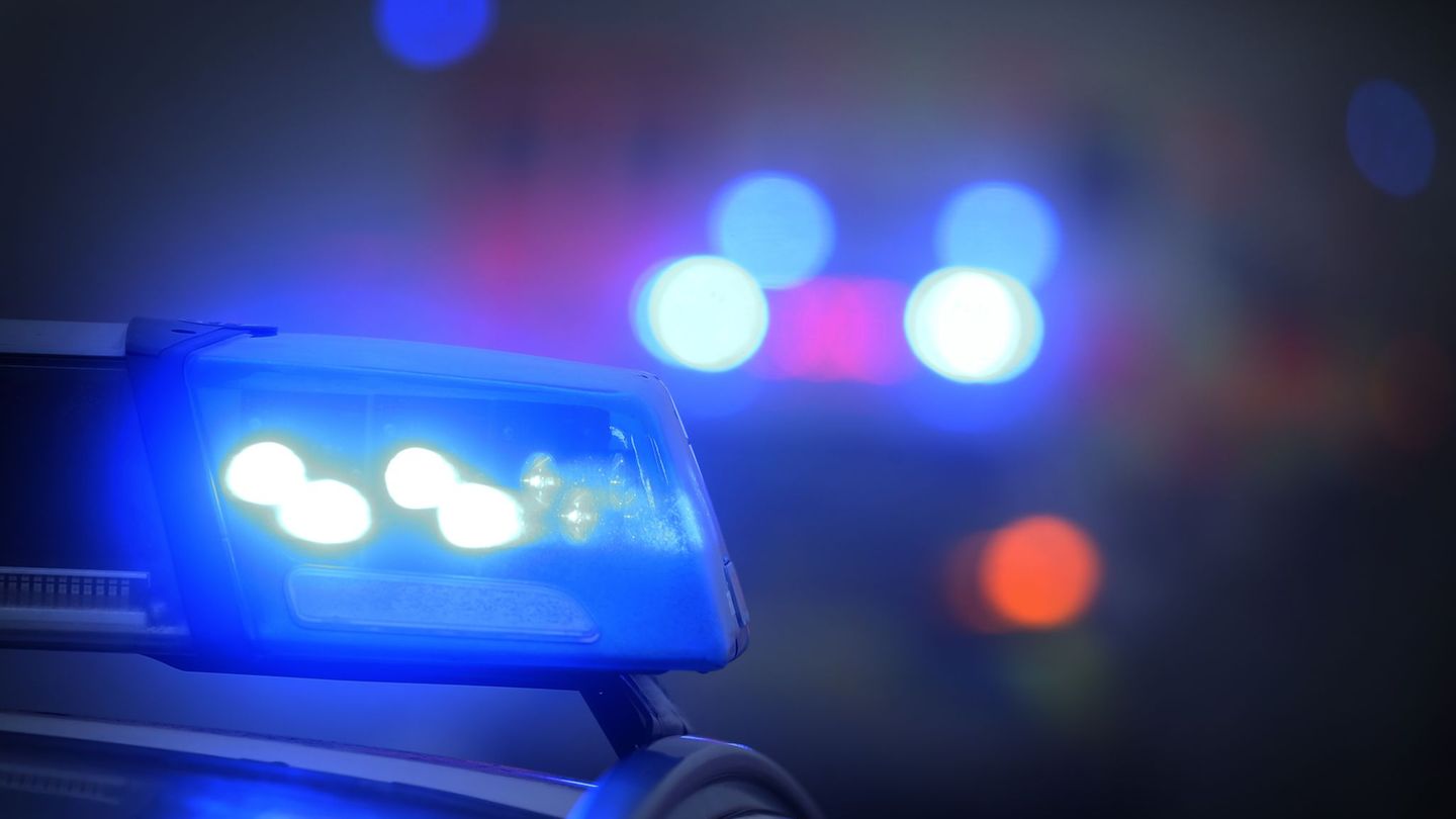 Unfälle: Auto fährt auf Lastwagen auf – Fahrer schwer verletzt