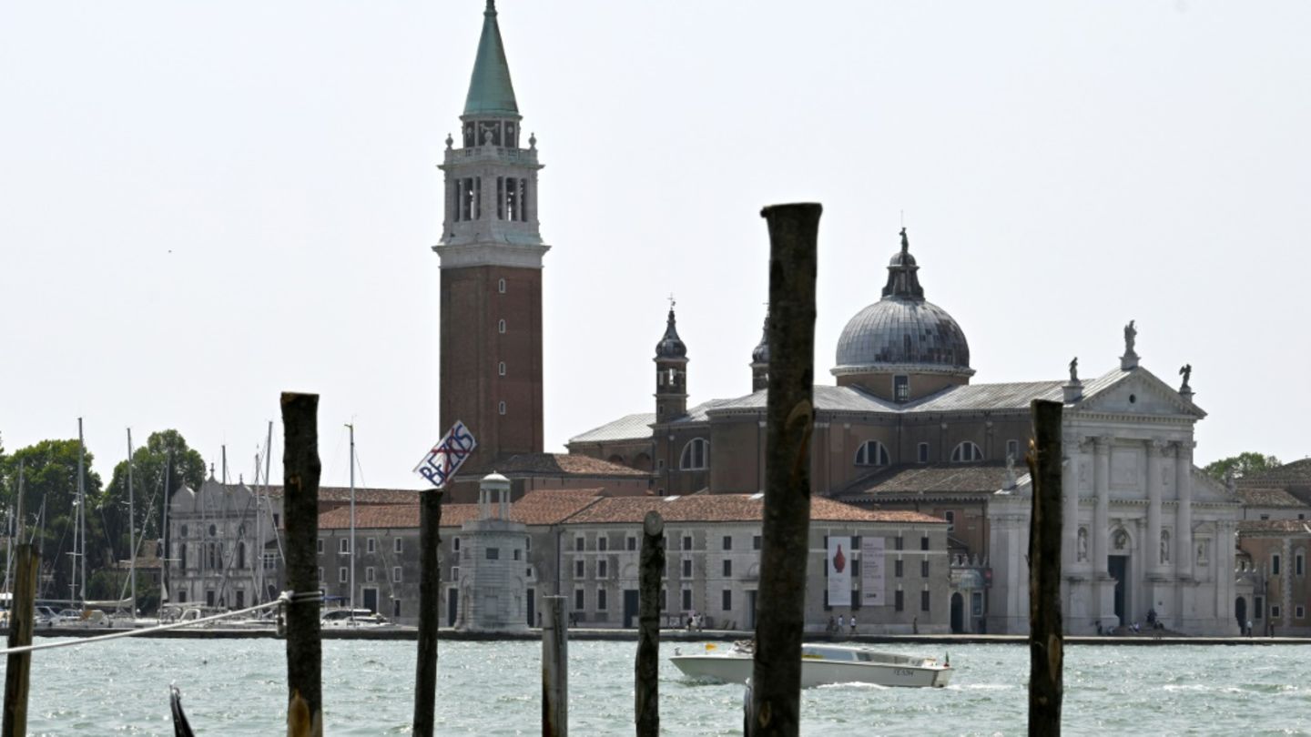 Plakate und Sticker: Protest gegen geplante Hochzeit von Jeff Bezos in Venedig