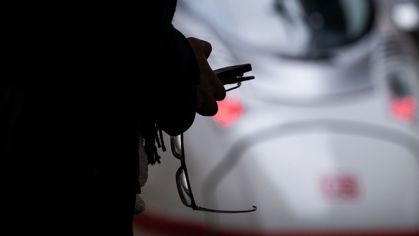 Bahn: Polizei: Zugverspätungen wegen brennenden Baggers