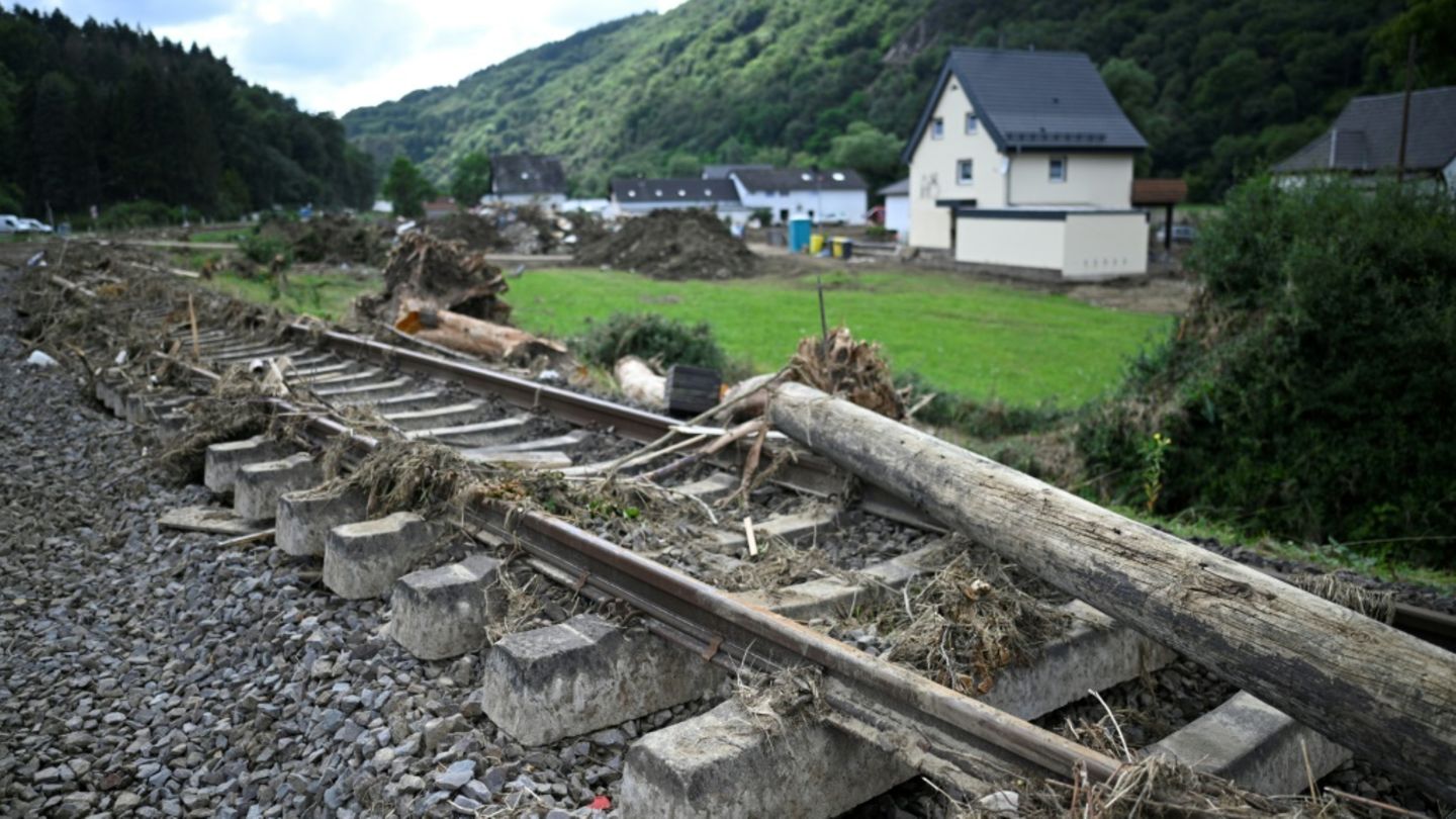 Durch Flut 2021 zerstörte Bahnstrecke von Köln nach Gerolstein wieder befahrbar