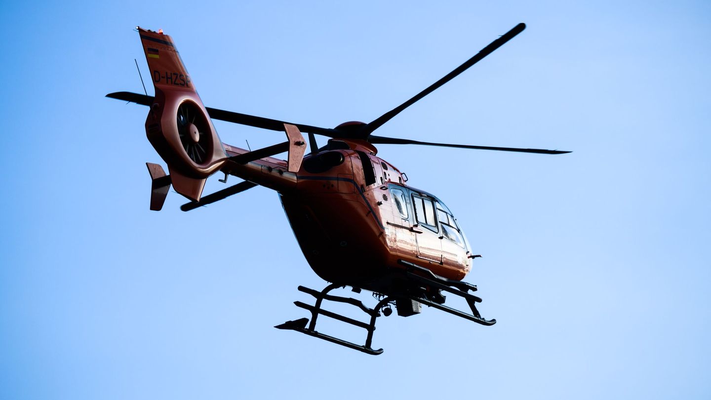 Unfall: Mehrere Lkws und Auto kollidieren – Fahrer in Lebensgefahr