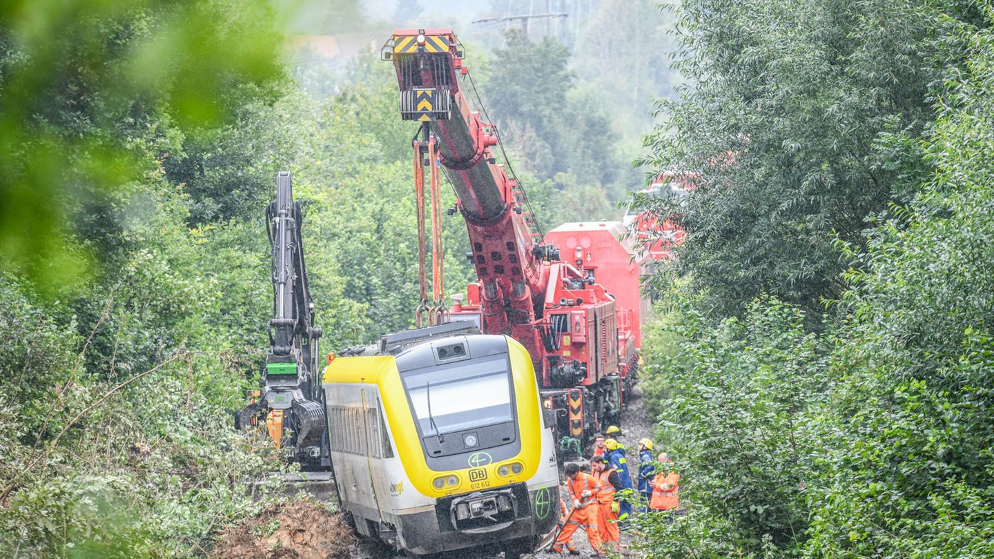 Entgleister Regionalexpress: Experten begutachten Strecke nach Zugunglück