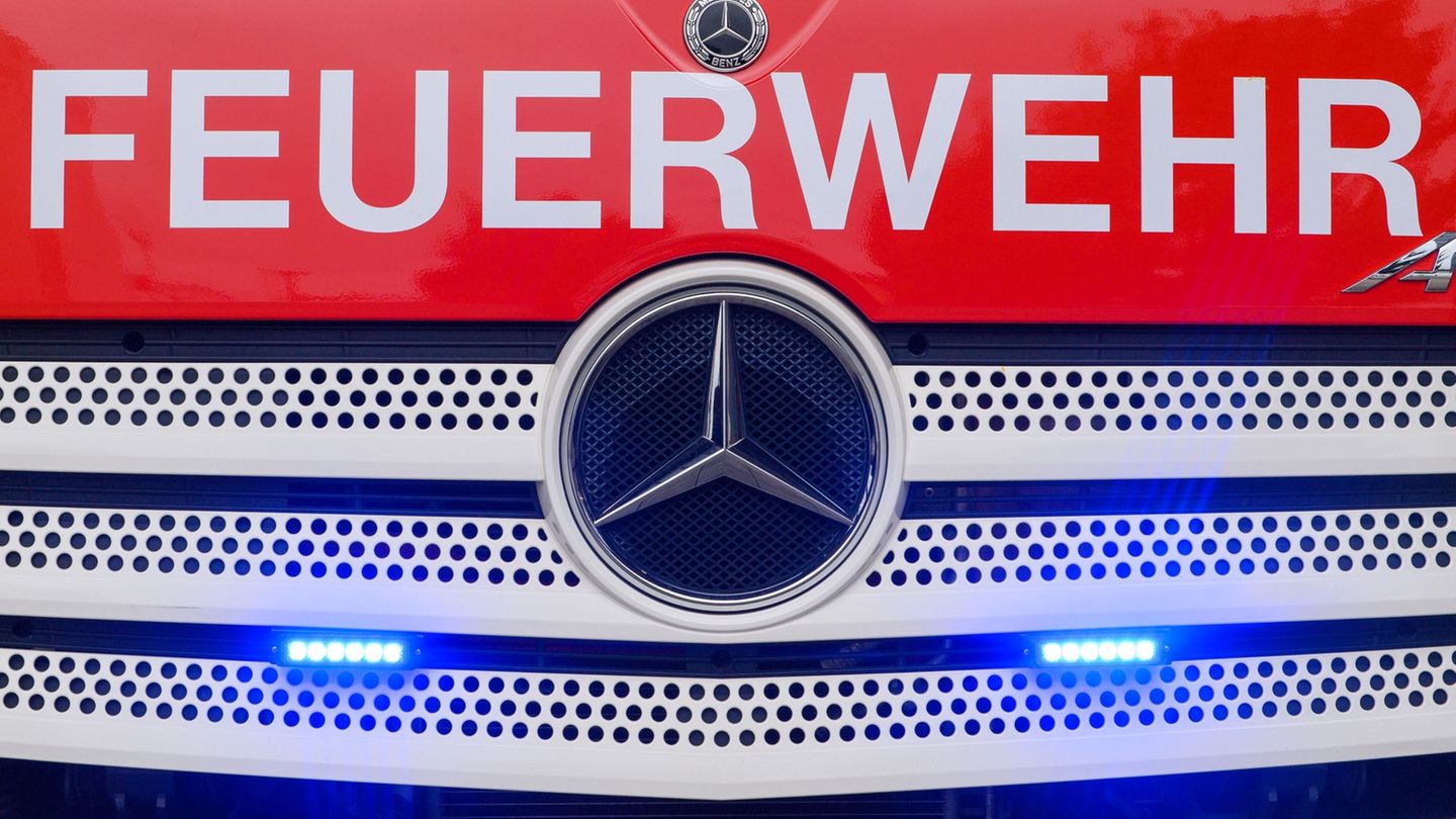 350.000 Euro Schaden: Großbrand in Hofkirchen – Bewohner entkommt den Flammen