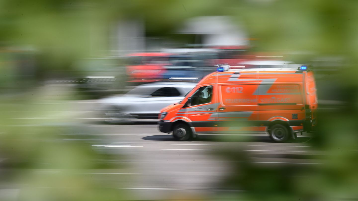 Arbeitsunfall: Arbeiter stürzt mit Gabelstapler sechs Meter tief und stirbt
