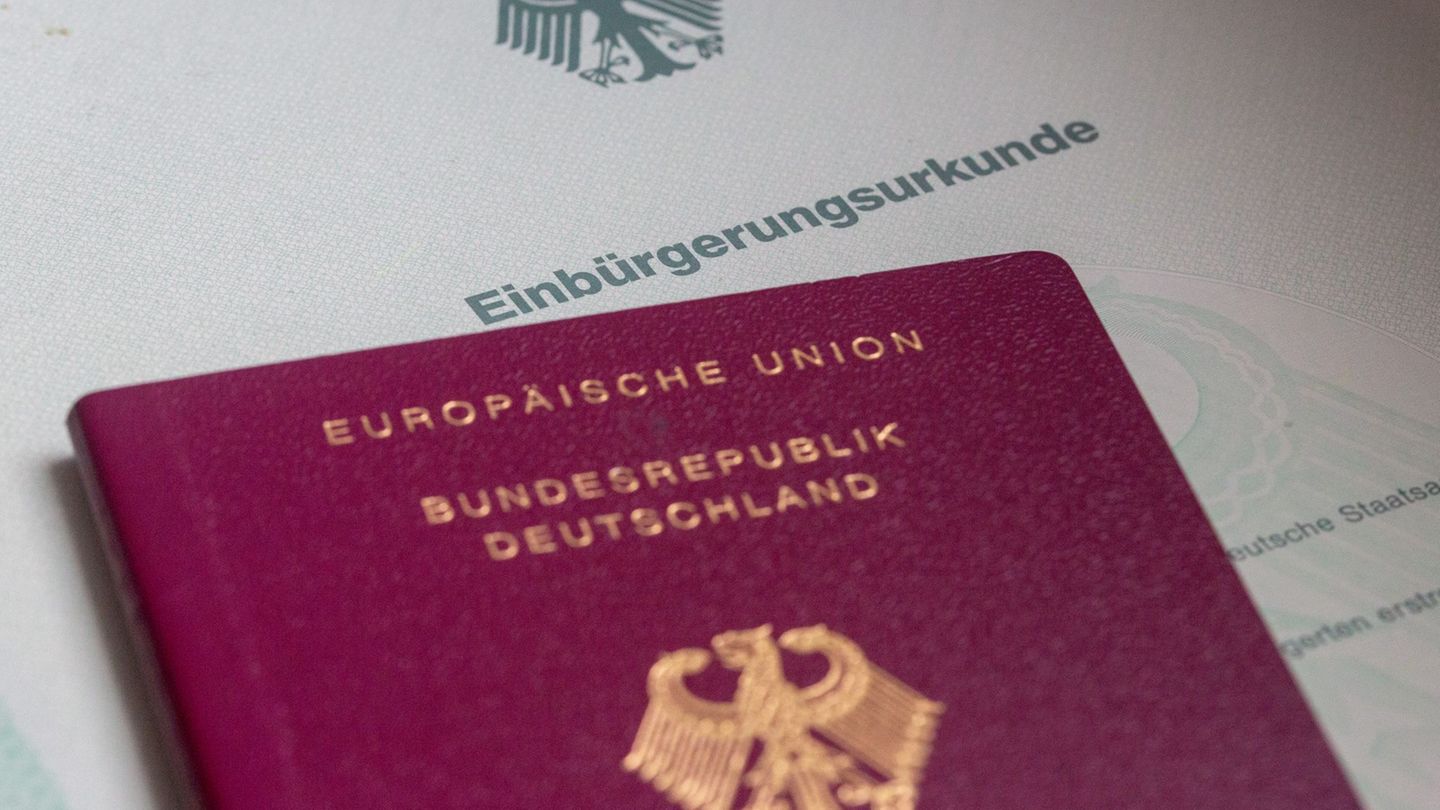 Statistik: Einbürgerungen lassen Zahl der Deutschen in Berlin steigen