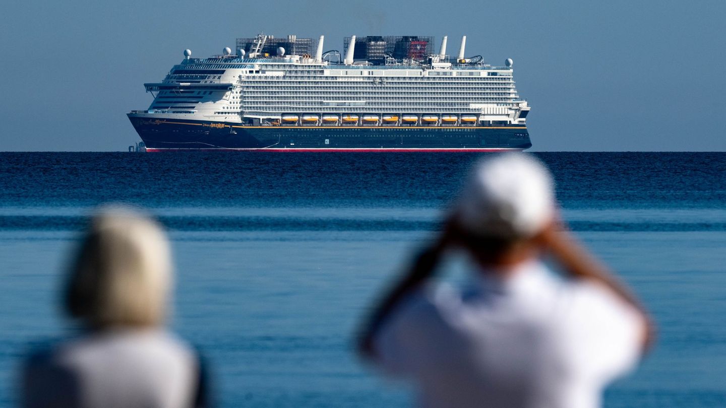 Schiffbau: Kreuzfahrtschiff „Disney Adventure“ erreicht Hafen Mukran