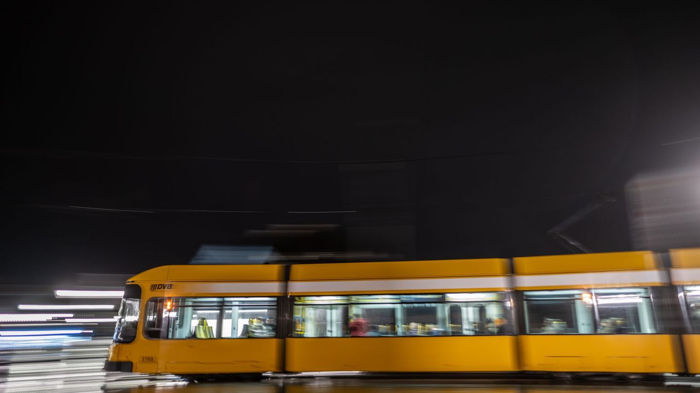 Extremismus: Hitlergruß in Bahn und Angriff auf Frau – Anklage erhoben