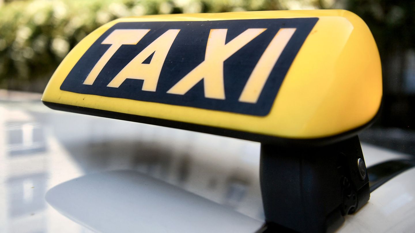 Verkehr: Passant weist Taxifahrer auf brennendes Auto hin