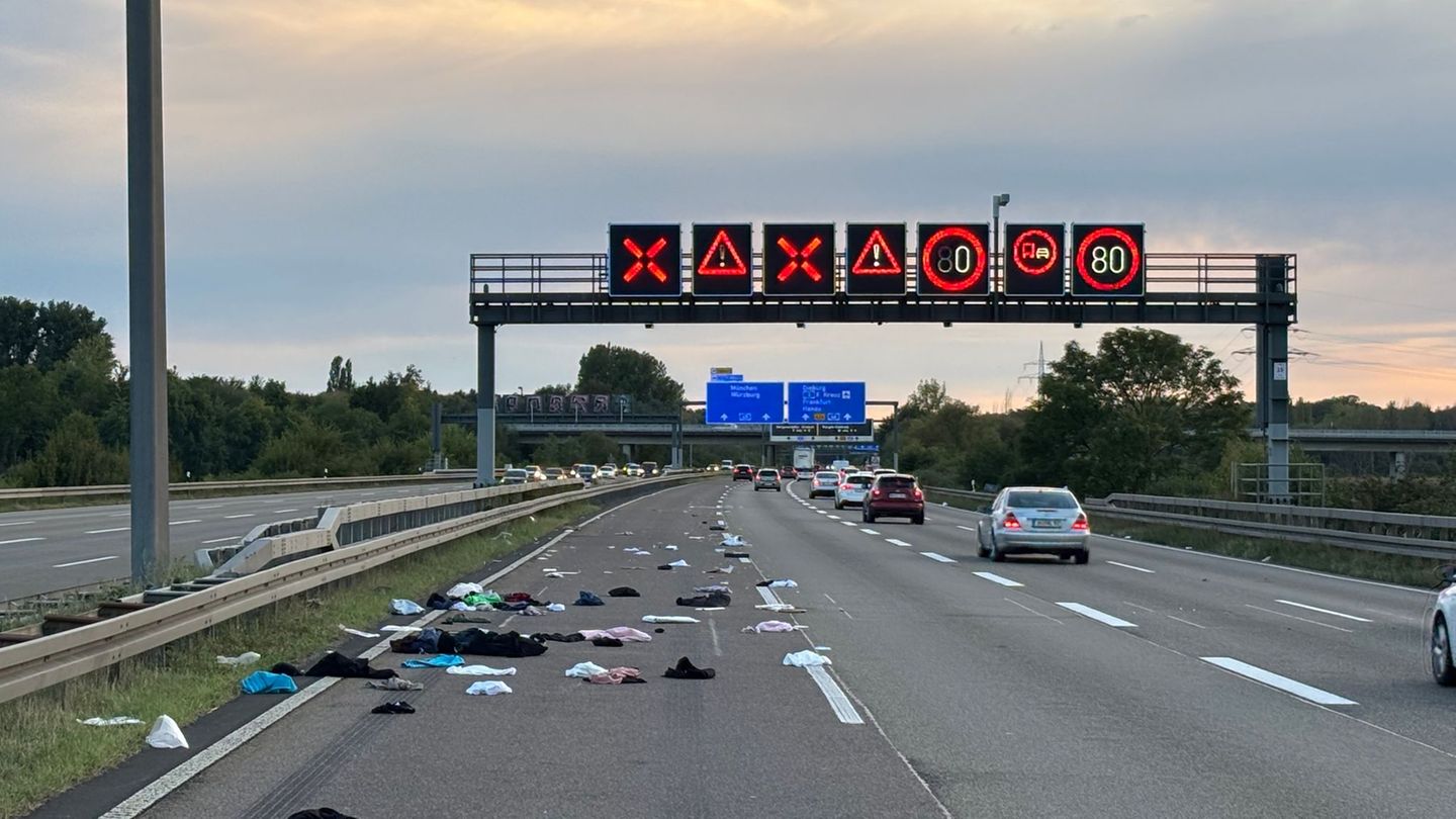 Reisegepäck auf der Fahrbahn: Inhalt von Auto-Dachbox verteilt sich auf Autobahn 45
