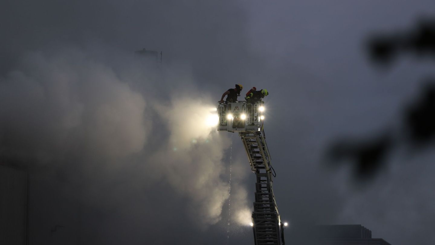 Brennender Abfall: Massen an Sperrmüll geraten in Brand – Feuerwehr-Großeinsatz