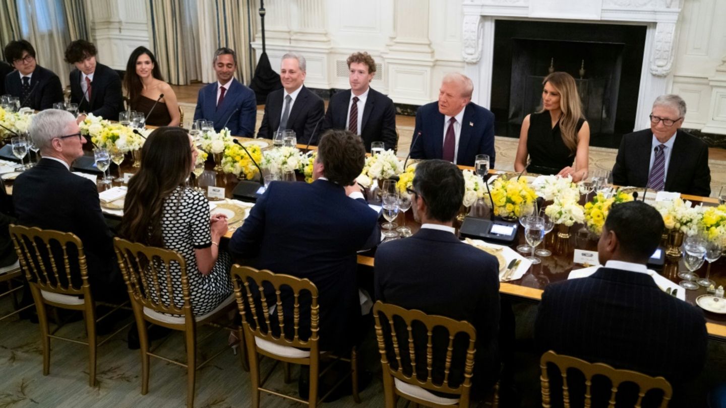 Dinner im Weißen Haus: Chefs großer US-Tech-Unternehmen überhäufen Trump mit Lob
