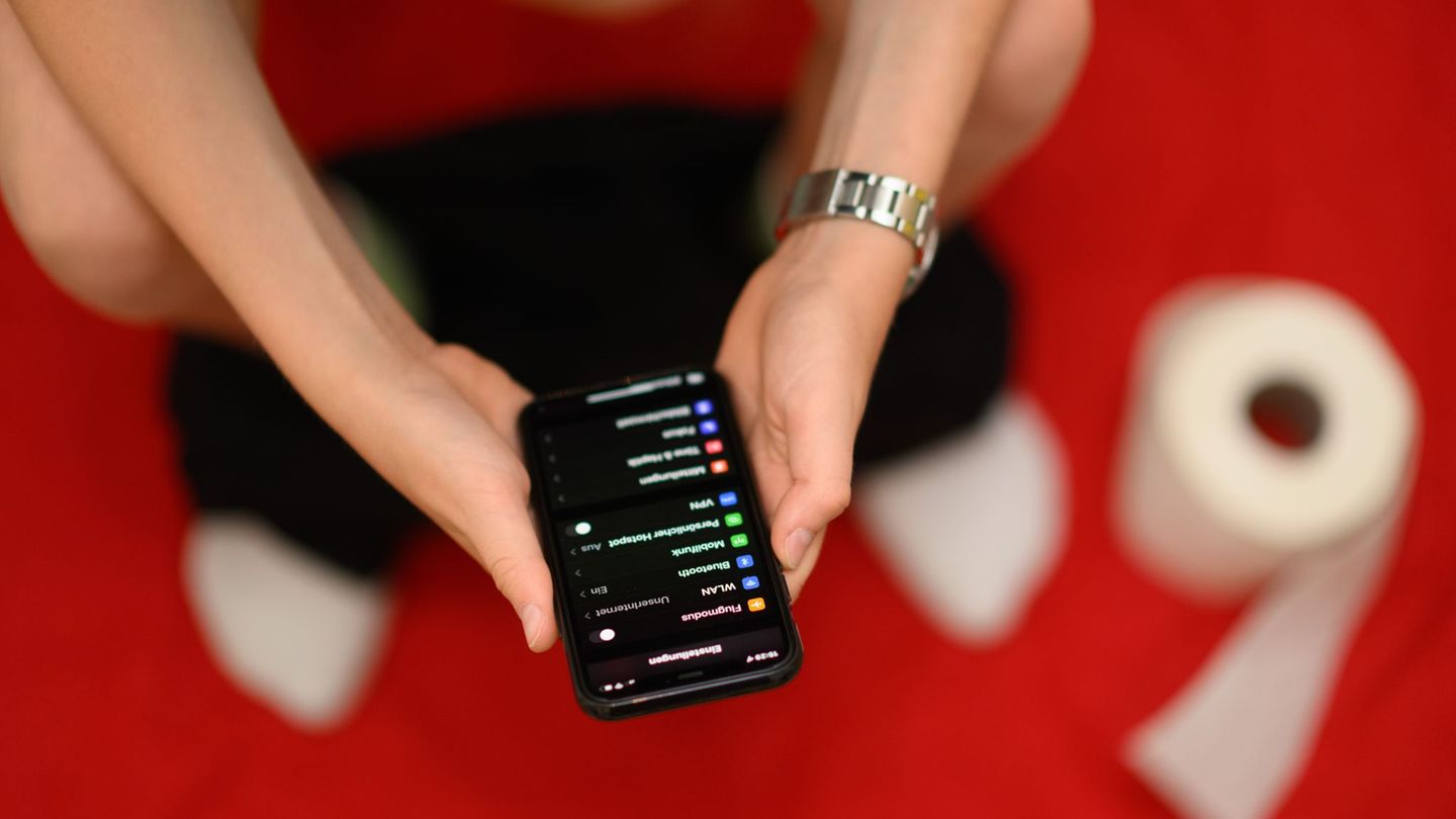 Aktuelle Umfrage: Up to date auf dem Klo – Mehrheit nutzt Handy auf Toilette