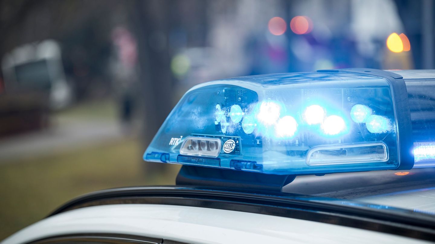 Polizeieinsatz: Polizeieinsatz an Berufskolleg in Essen – Lehrkraft verletzt