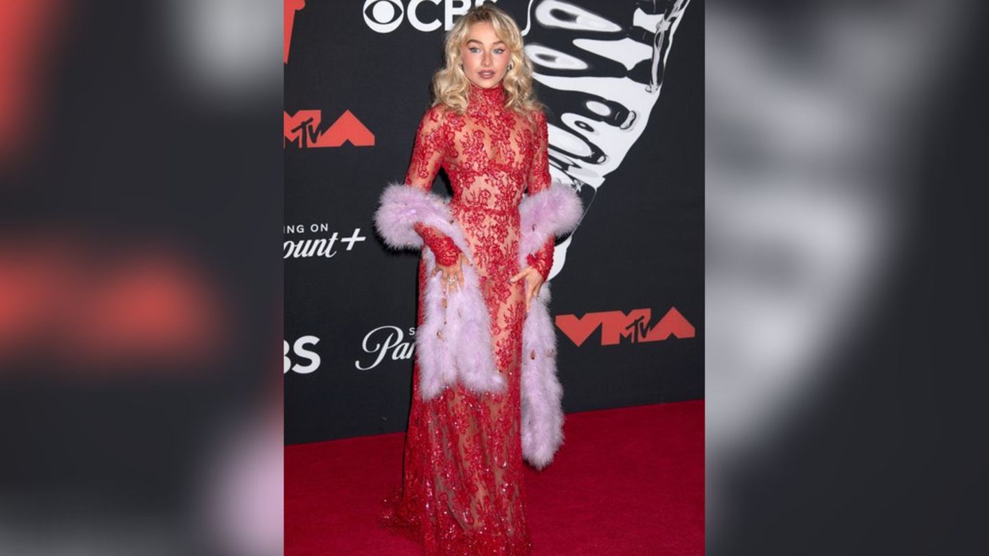 Sabrina Carpenter: Blickfang in durchsichtiger Valentino-Robe