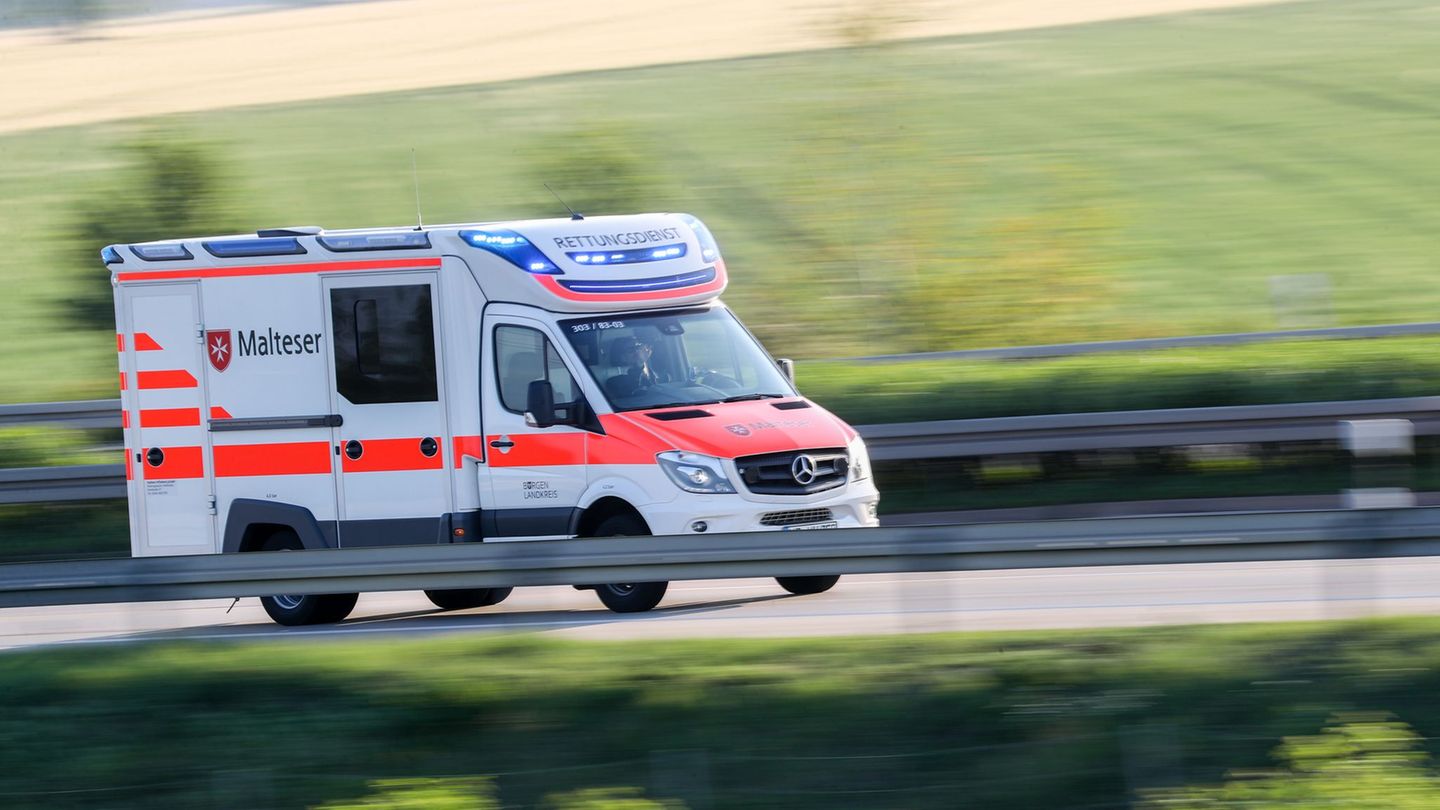 Unfälle: Senior wird von Wohnwagen überrollt und schwer verletzt
