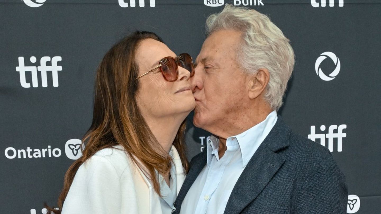 Dustin Hoffman beim Filmfestival in Toronto: Küsschen für seine Ehefrau Lisa