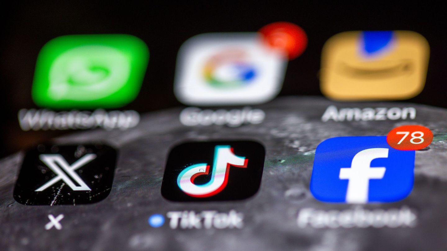 Freizeit mit dem Smartphone: Große Mehrheit befürwortet Altersgrenze für Social Media