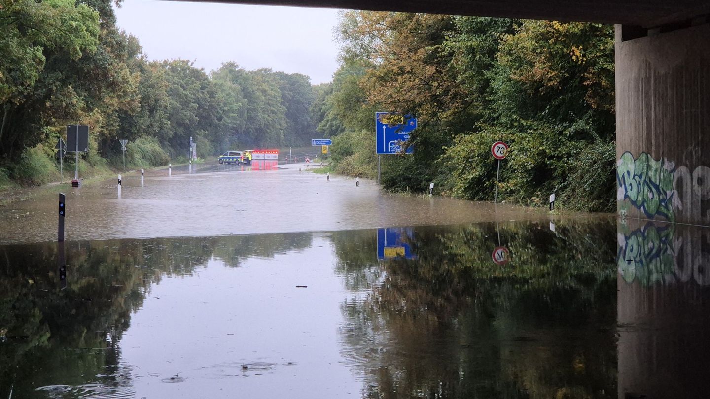 Schwere Unwetter: Starkregen überflutet Straßen und Keller im Westen