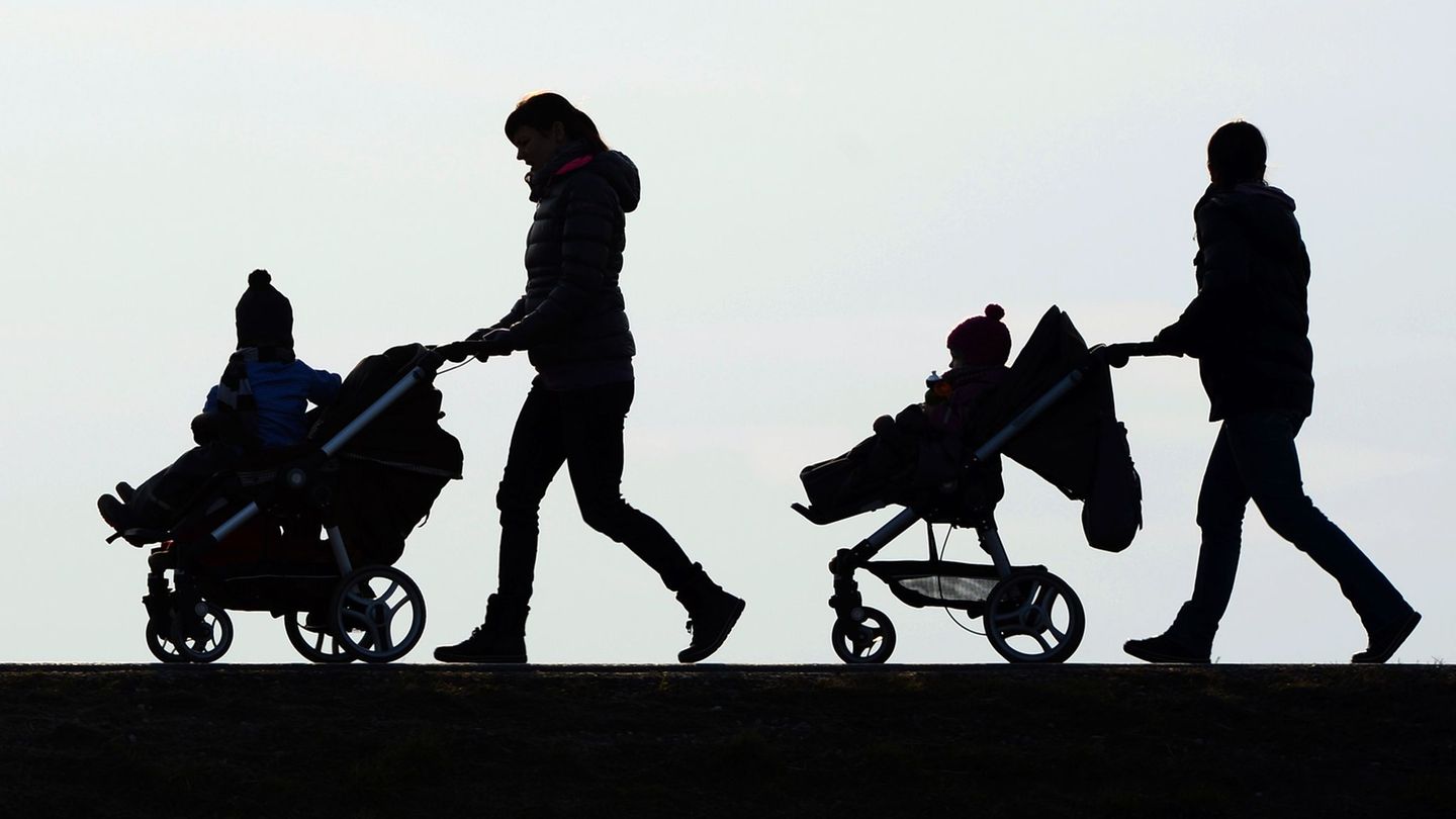 Kinderwagen und Co.: Eltern geben etwas weniger für Babyausstattung aus