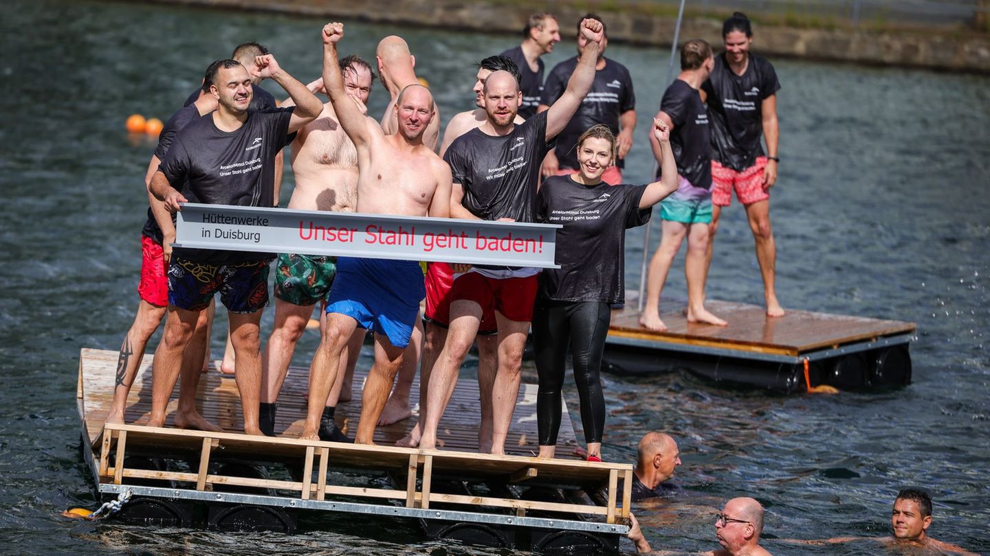 Spektakuläre Aktion: „Unser Stahl geht baden“: Stahlarbeiter springen ins Wasser
