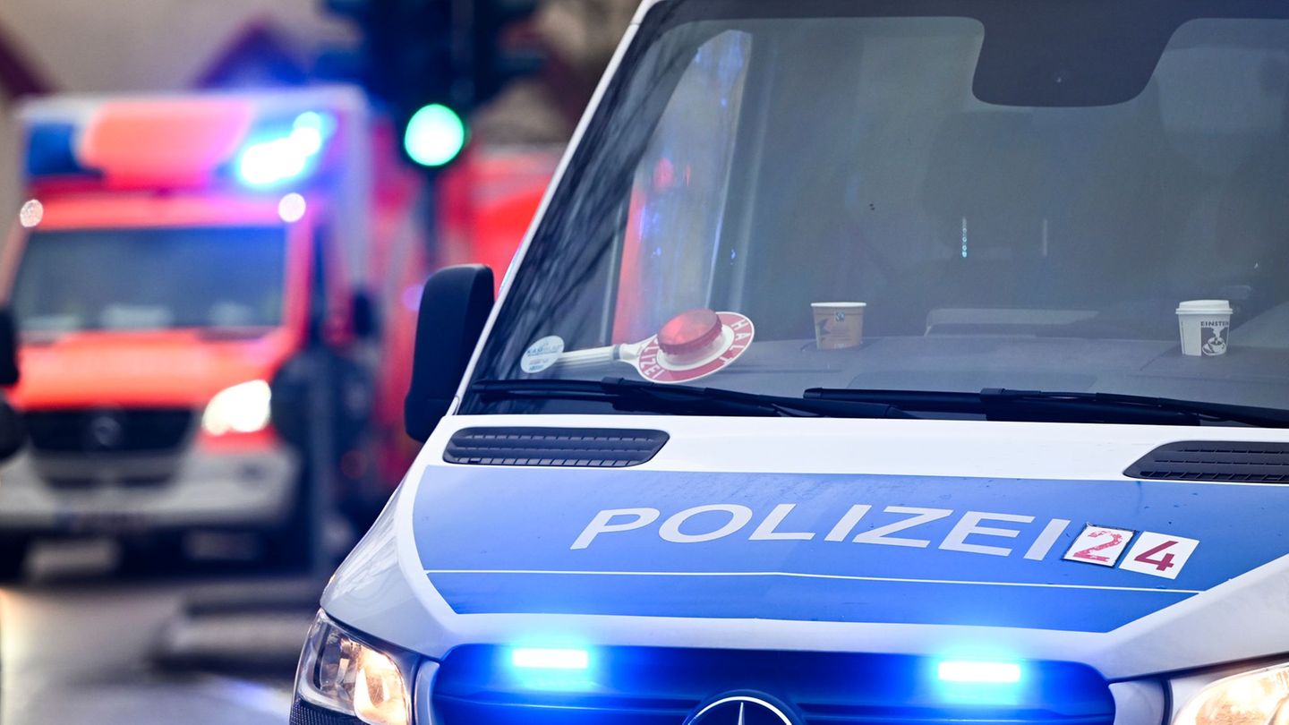 Unfall: Autofahrer überhört Martinshorn von Rettungswagen – Crash
