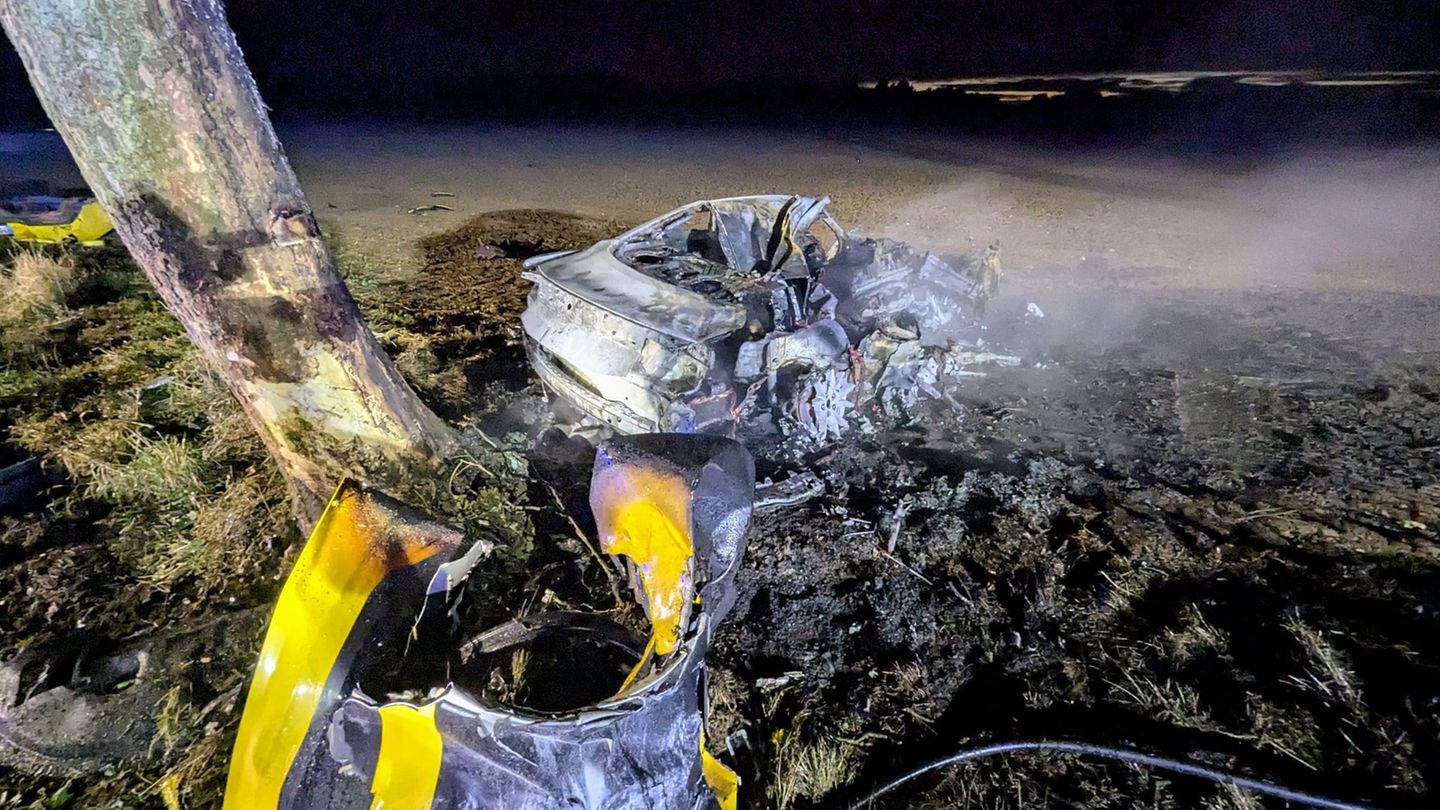 3 Tote in NRW: Auto fährt gegen Baum und fängt Feuer – alle Insassen sterben