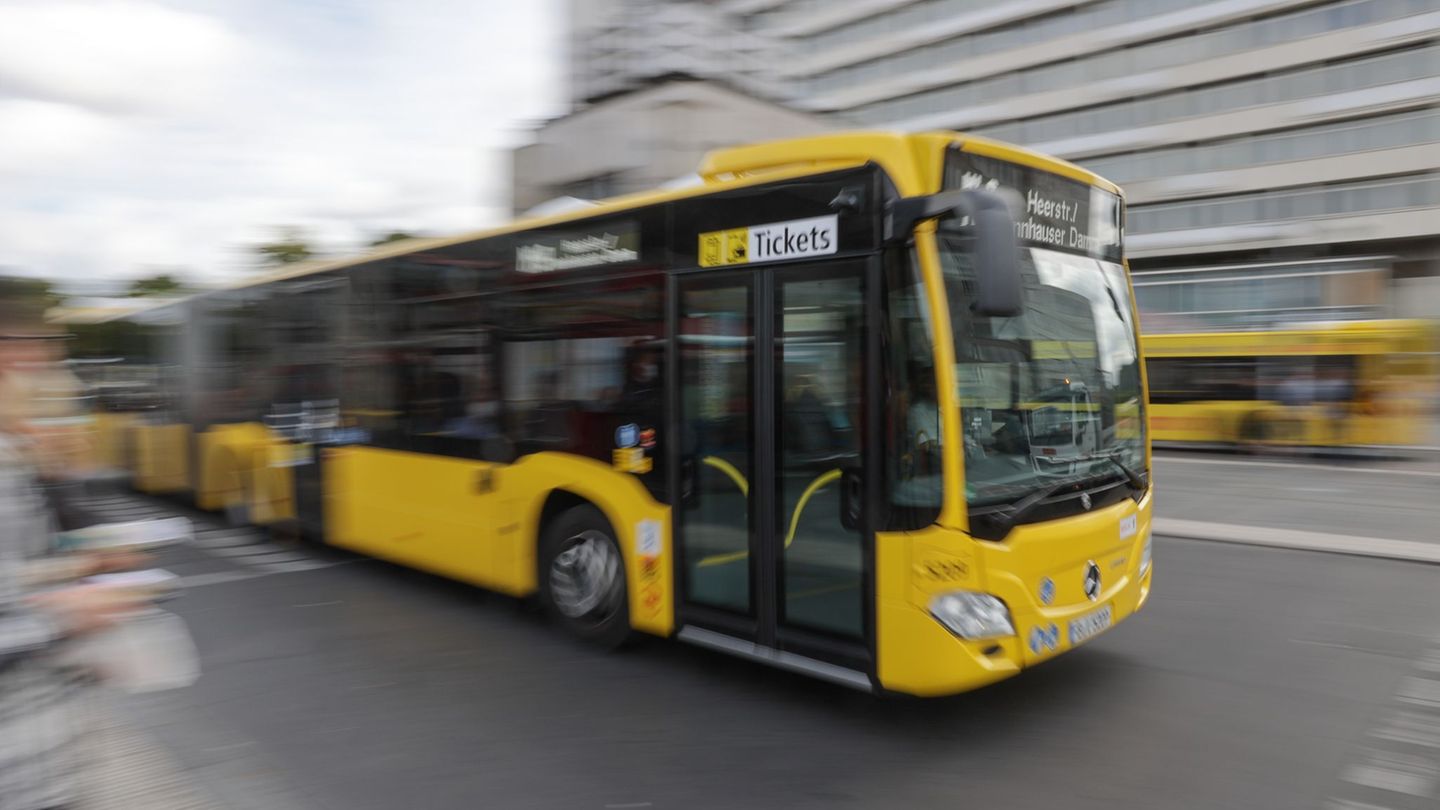 Kriminalität in Berlin: Busfahrer in Lichtenberg mit Messer attackiert