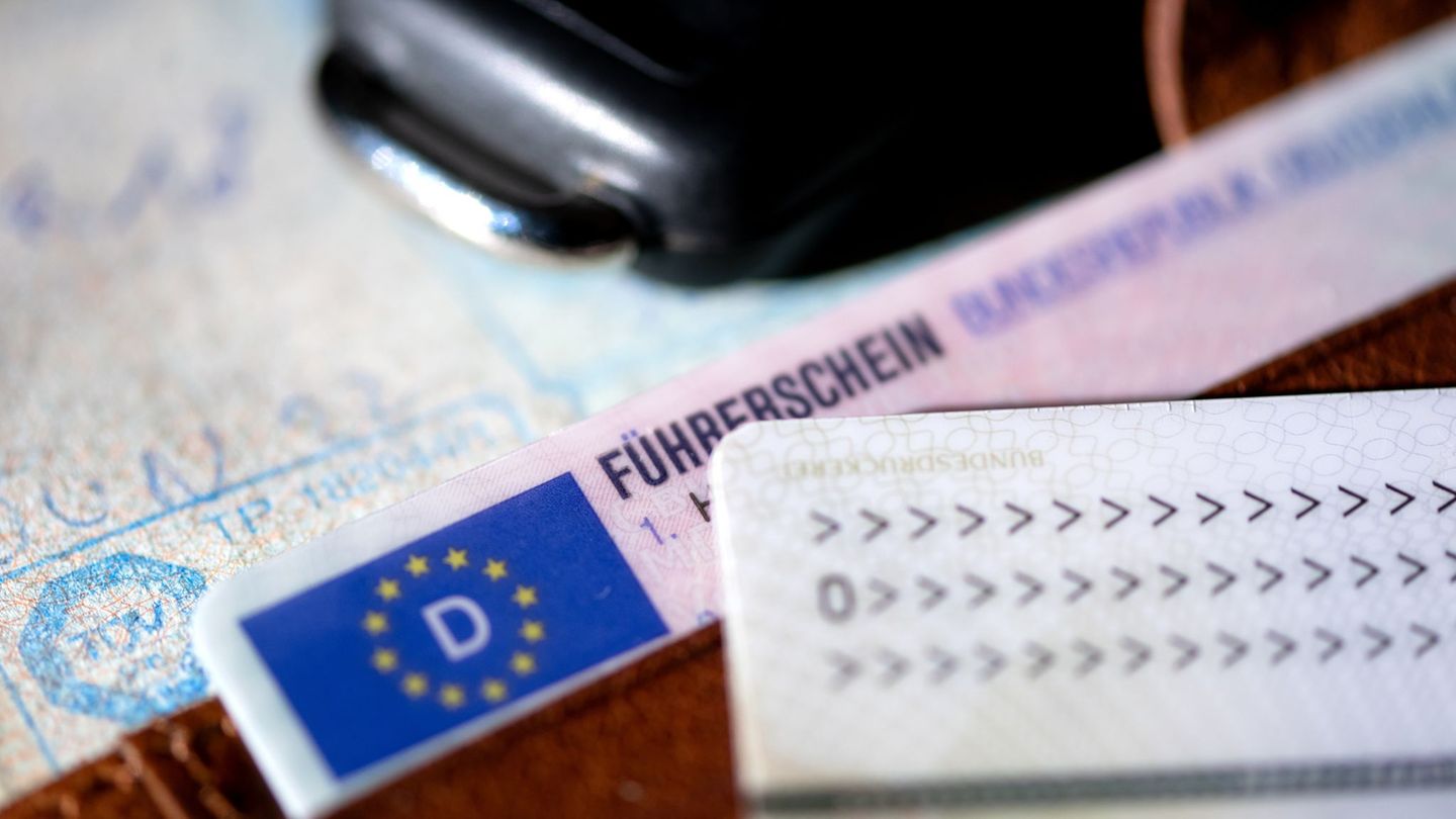Nach Fahrverbot: Mann muss Führerschein abgeben und will mit Auto wegfahren