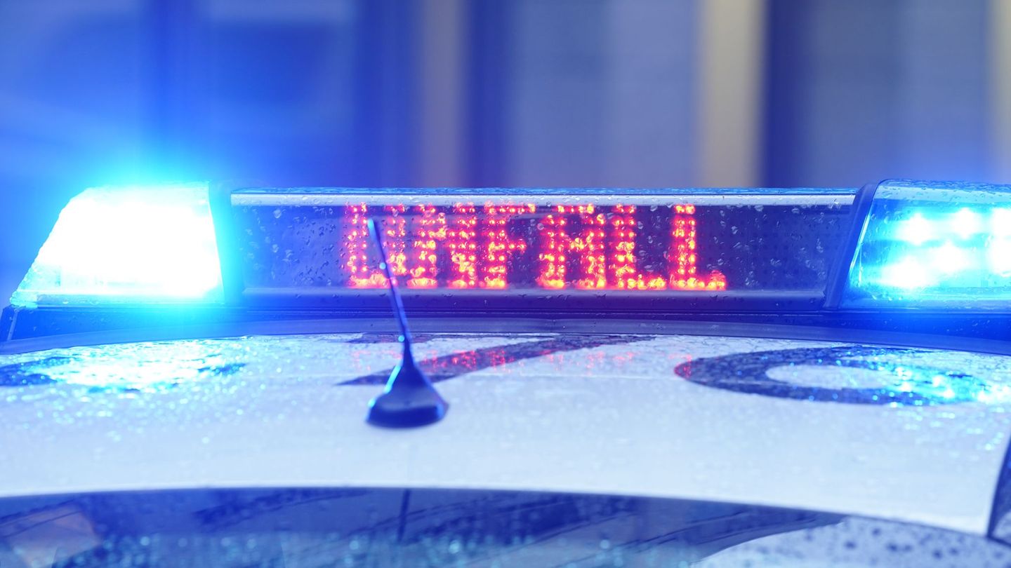 Stau im Feierabendverkehr: Unfall auf A8 mit vier Fahrzeugen – Bootsanhänger umgekippt