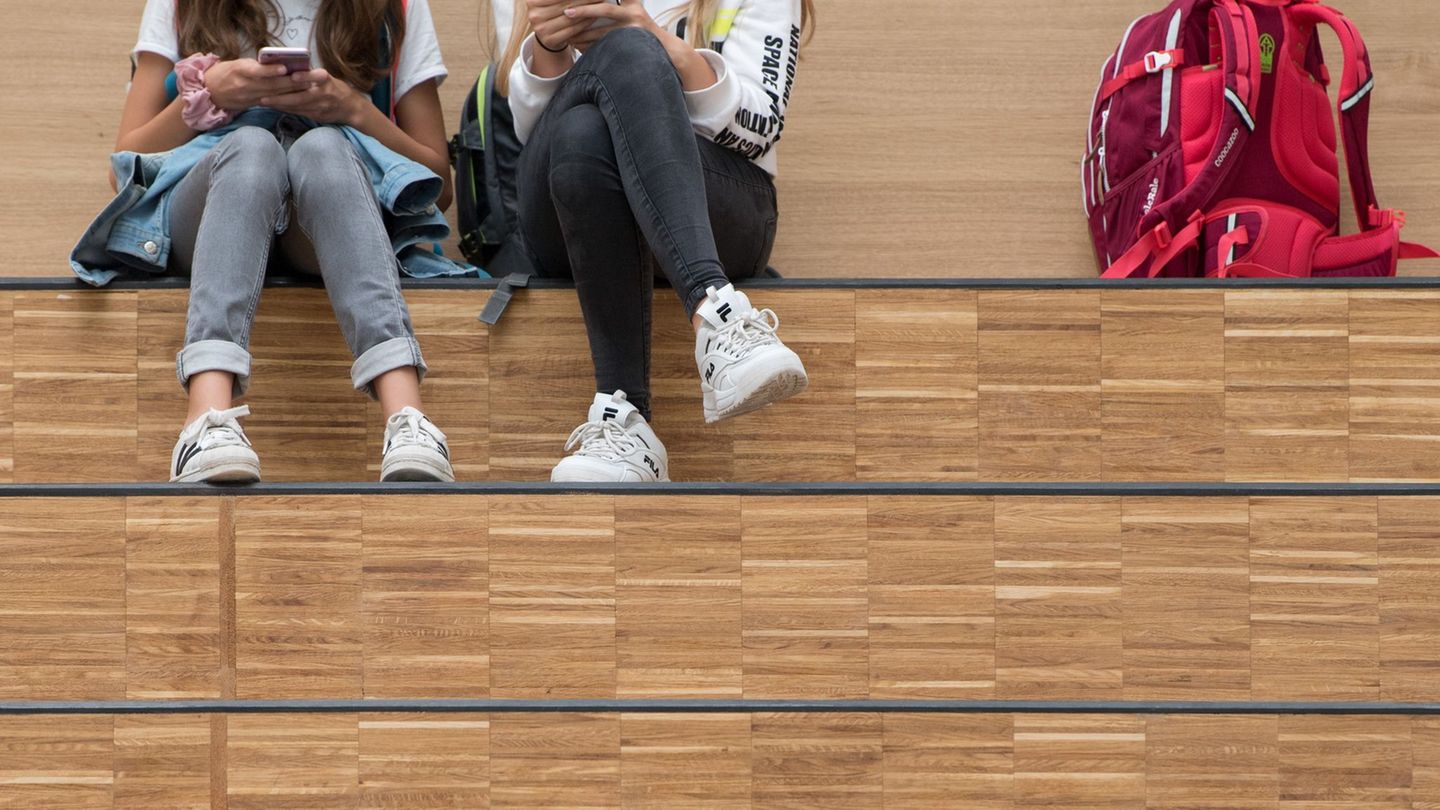 Bildung: Schüler fordern: Handyregeln sollen auch für Lehrer gelten