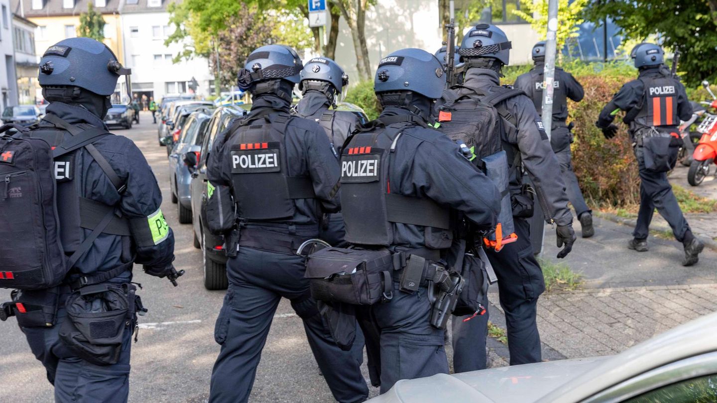 Täter flüchtig: Großalarm in Essen – Schüler sticht auf Lehrerin ein