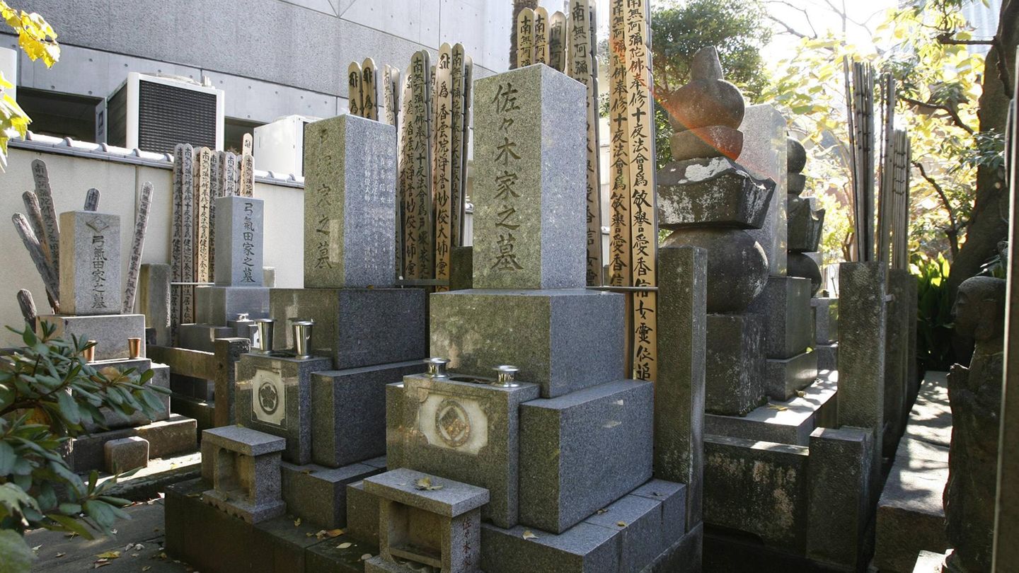Japan: Große Empörung: Tourist trinkt Opfergabe auf Friedhof