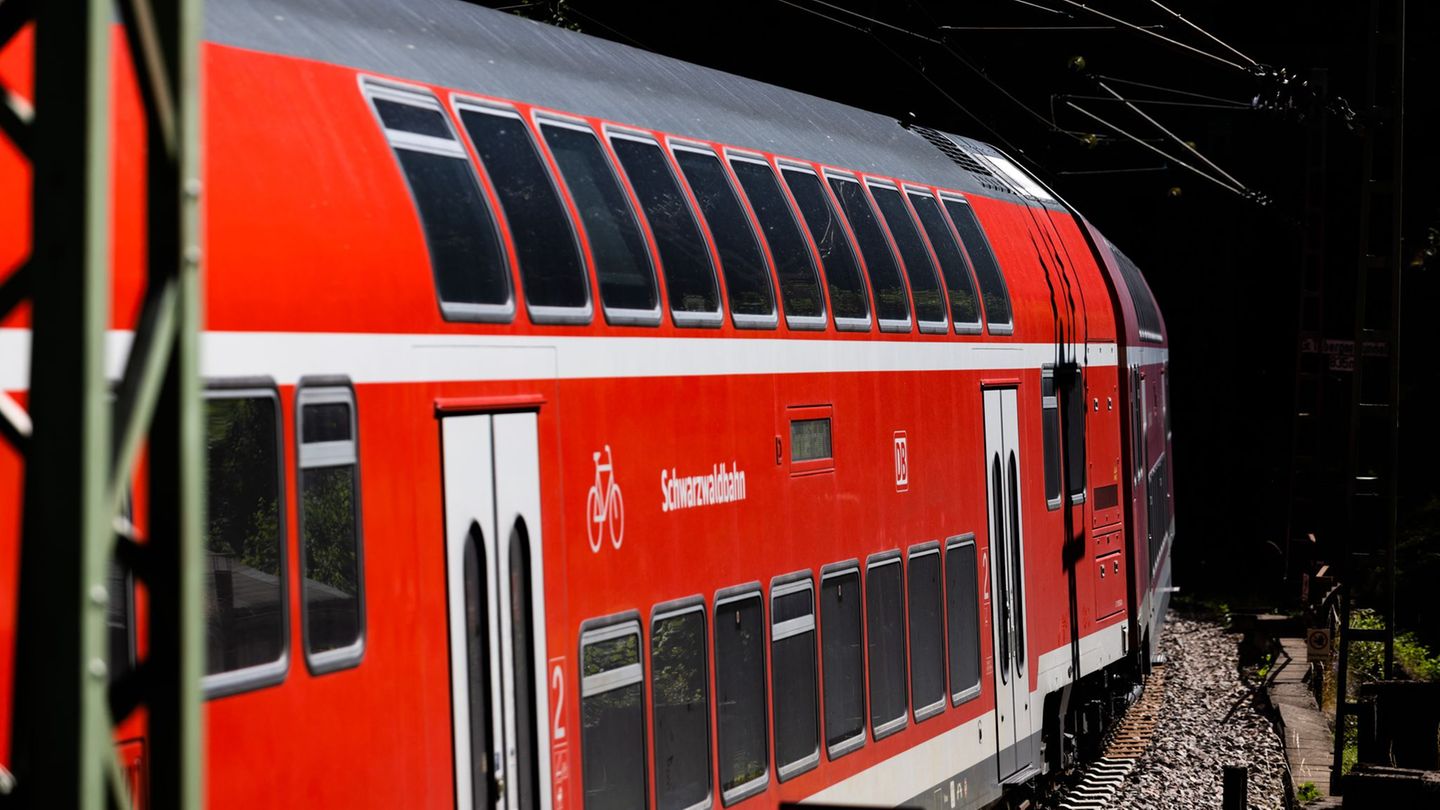 Brände: Busse ersetzen Schwarzwaldbahn nach Gebäudebrand