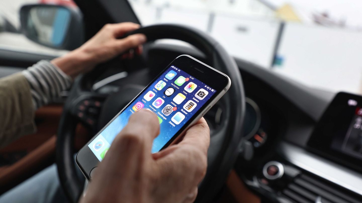 Kontrollaktionen: Kontrollwoche im Verkehr beginnt: Handy-Sünder im Visier