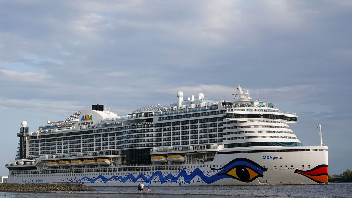 Wetter: Kreuzfahrtschiff verlässt Hamburg nach Sturm-Zwangspause