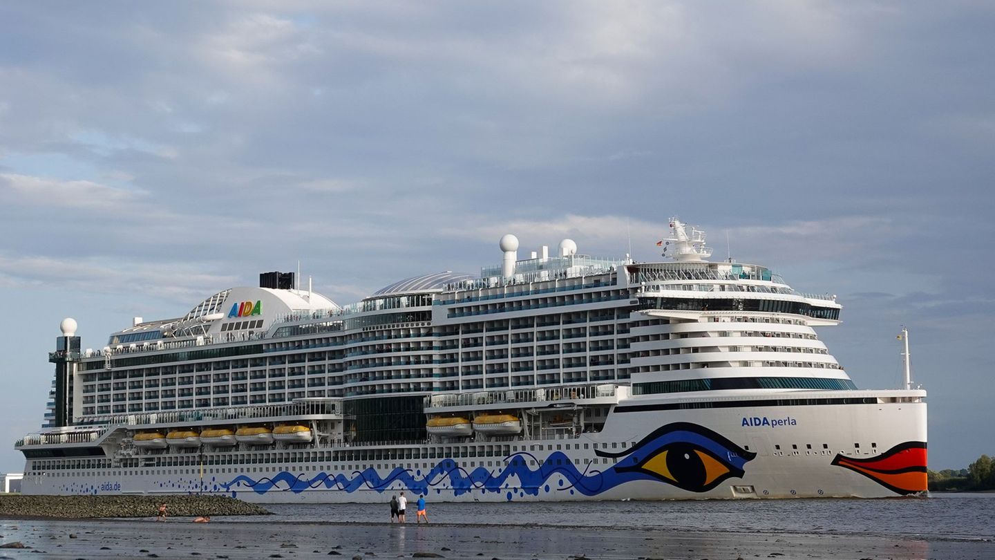Sturmflut: Kreuzfahrtschiff „Aidaperla“ steckt in Hamburg fest
